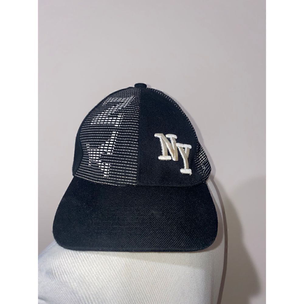 NY hat black/ white Acrylic/wool